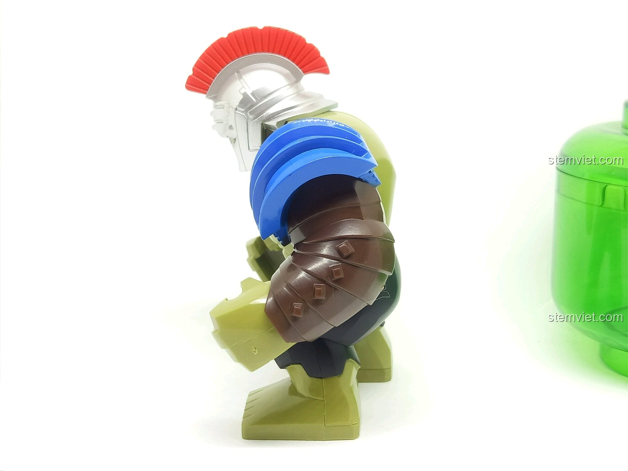 Góc nhìn bên hông của Hulk Degao. Chi tiết giáp vai và cơ bắp trên đồ chơi lắp ráp.