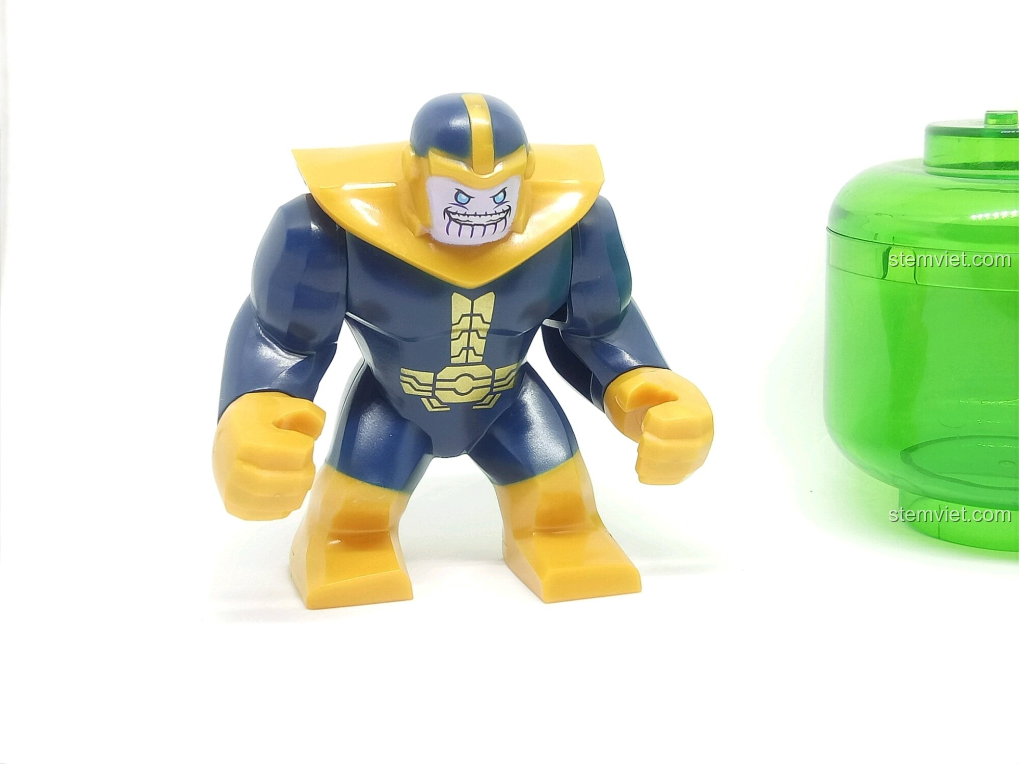 Mặt sau của Thanos Degao. Chi tiết áo giáp trên đồ chơi lắp ráp.