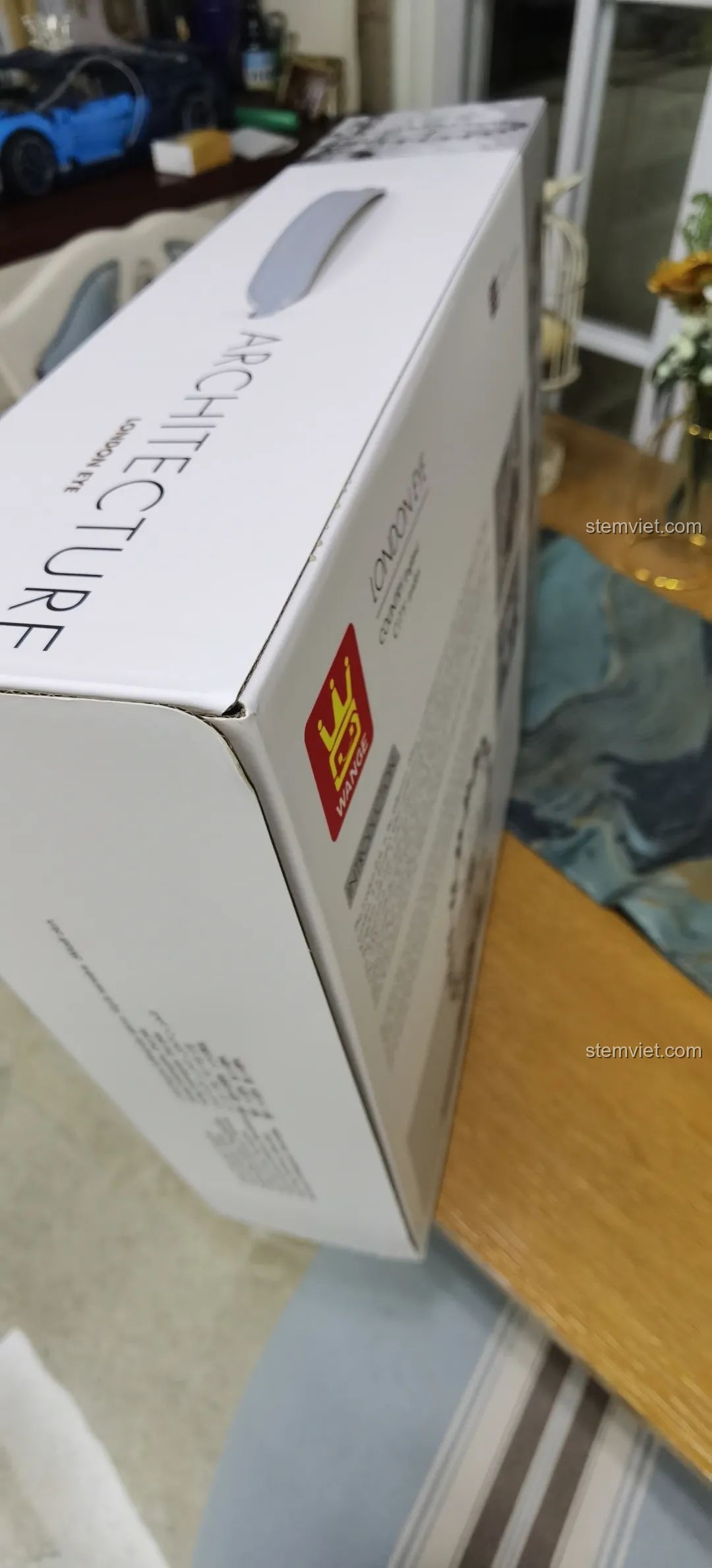 Cận cảnh phần mở hộp của bộ xếp hình London Eye WANGE 6215, cho thấy lớp niêm phong chắc chắn.