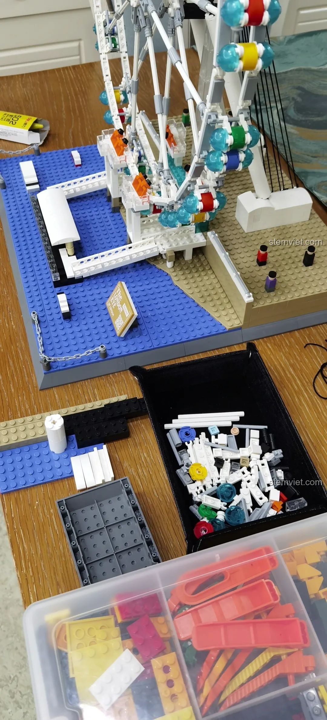 Tổng thể mô hình London Eye WANGE 6215 đã hoàn thành, nhìn từ góc gần, thể hiện các chi tiết nhỏ.