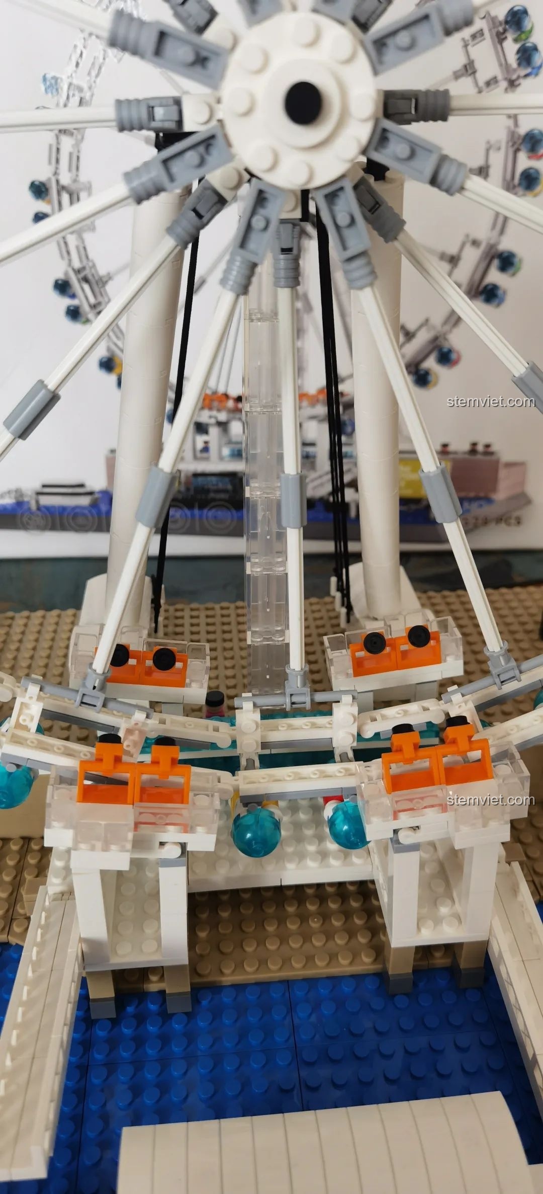 Trục xoay chính và các chi tiết kết nối của bộ lắp ghép London Eye WANGE 6215, thể hiện cơ chế hoạt động của vòng quay.