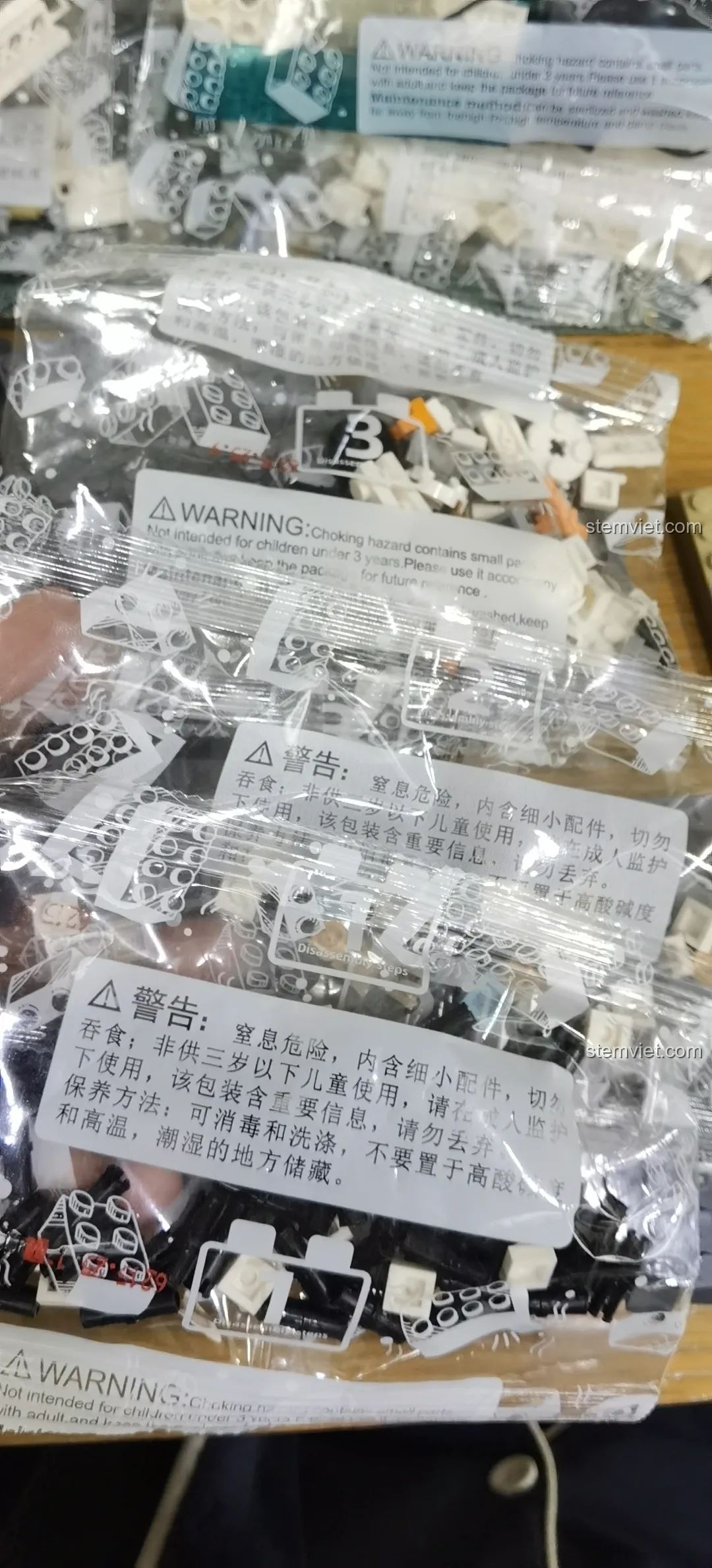 Túi mảnh ghép bị rách của bộ xếp hình London Eye WANGE 6215, một vấn đề nhỏ trong quá trình vận chuyển.