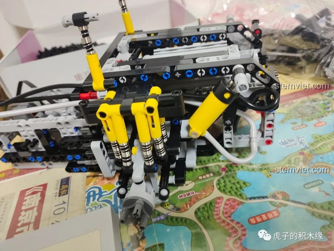 Hệ thống xi lanh khí nén và cơ cấu điều khiển của xe cần cẩu Mould King 19002.