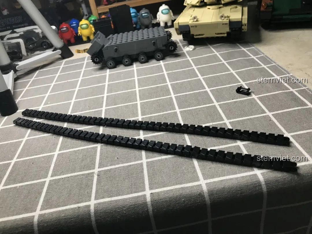 Hai dải xích xe tăng của bộ JiaZhi 0107 Marder III Ausf.H đã được lắp ráp hoàn chỉnh, sẵn sàng gắn vào khung gầm, cho cảm nhận JiaZhi 107 Xe tăng diệt Q-version.