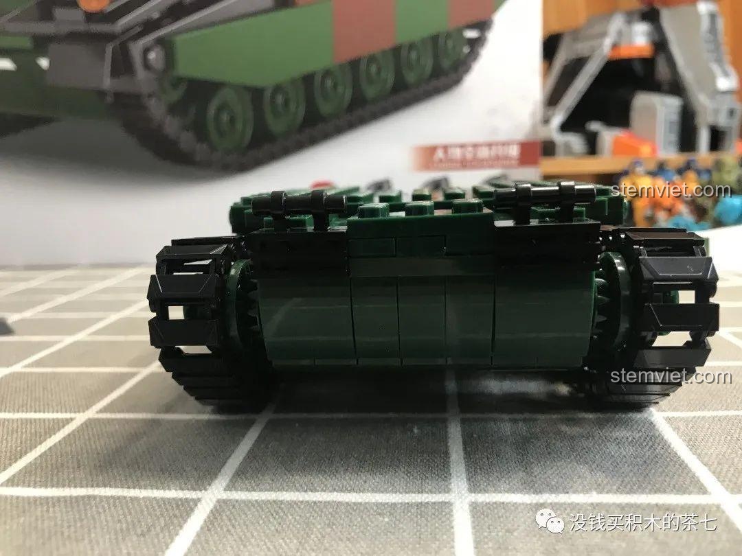 Xích xe tăng đã lắp vào bộ lắp ráp JiaZhi 0102 Xe Tăng Chủ Lực Leclerc, có hiện tượng bị 'choãi' ra ngoài.