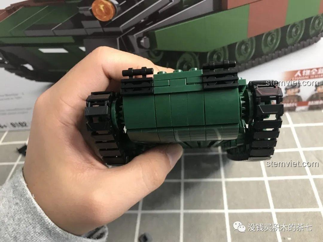 Góc nhìn cận cảnh xích xe tăng của bộ lắp ráp JiaZhi Tank 0102 Xe Tăng Chiến Đấu Leclerc, cho thấy vấn đề về độ thẳng.