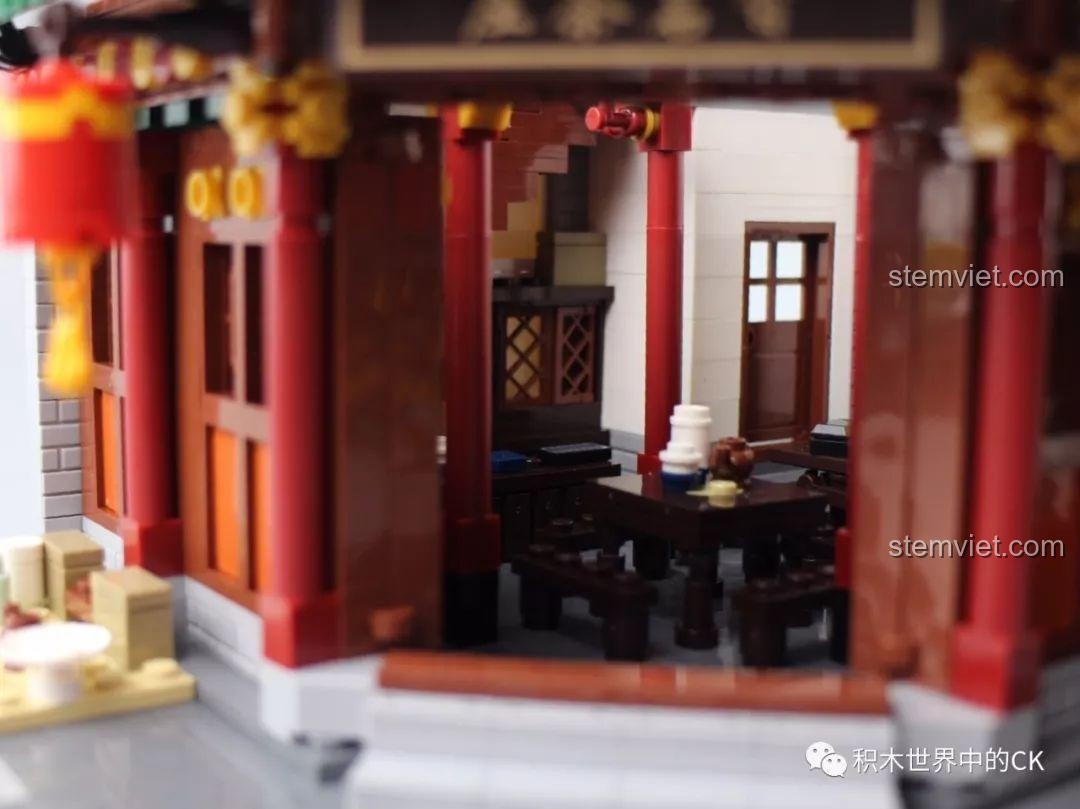 Cận cảnh ban công tầng 2 rực rỡ ánh đèn, làm nổi bật các chi tiết kiến trúc tinh xảo.