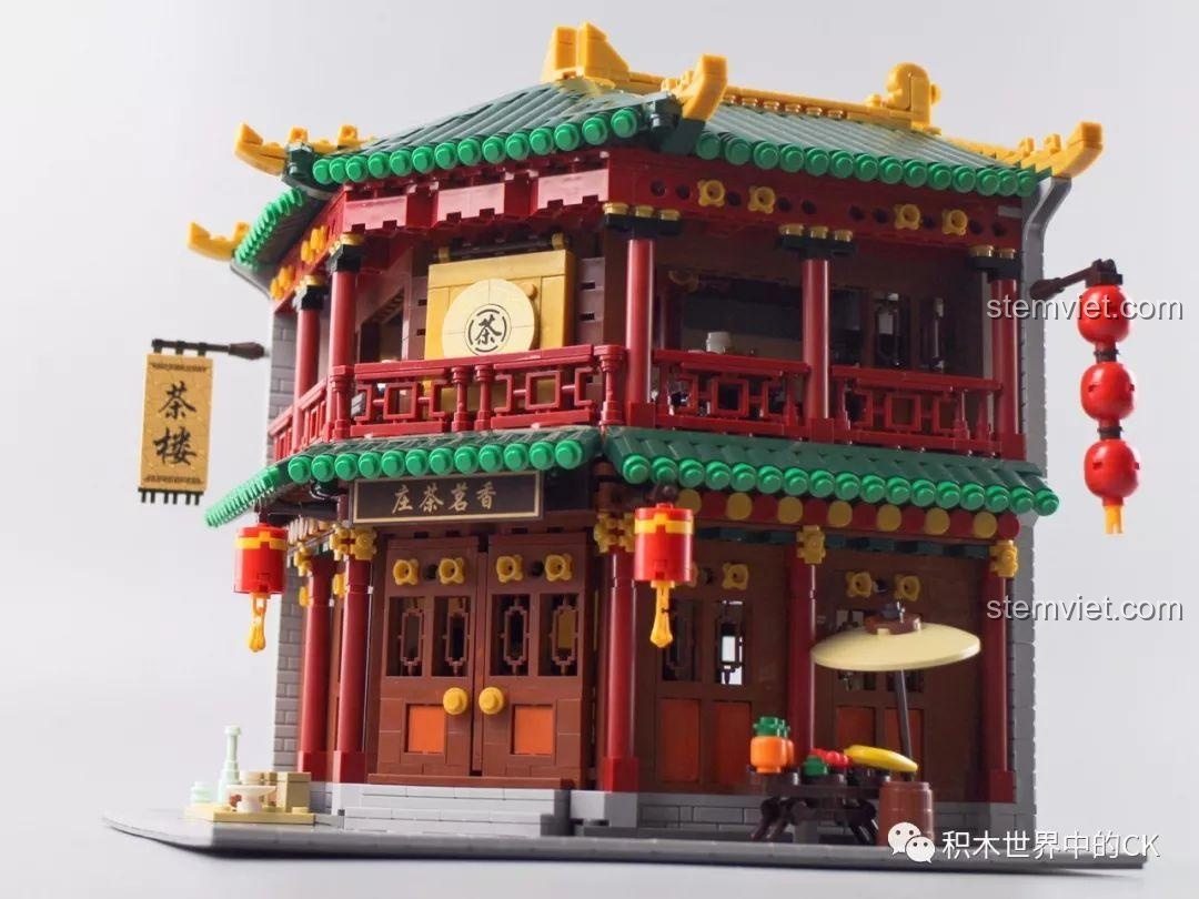 Mặt sau của 4 nhân vật minifigure, cho thấy sự đa dạng trong thiết kế trang phục.