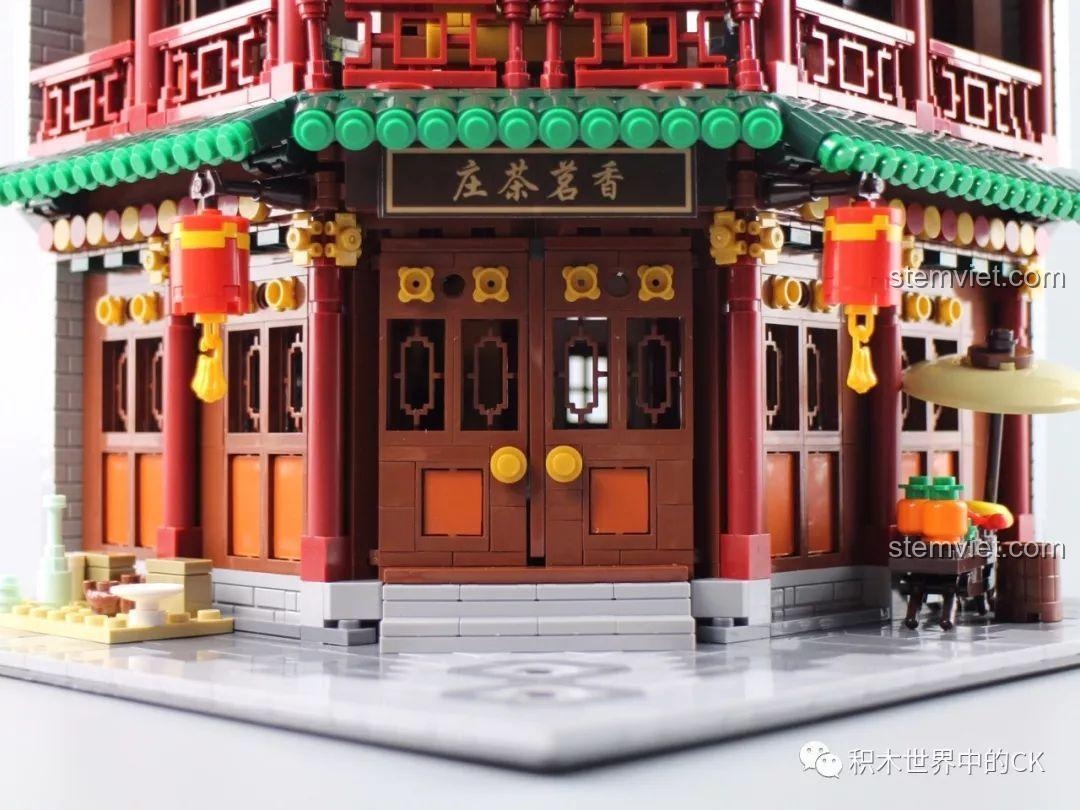 Toàn bộ 8 nhân vật minifigure được sắp xếp trước Trà Quán, tạo nên một khung cảnh nhộn nhịp.