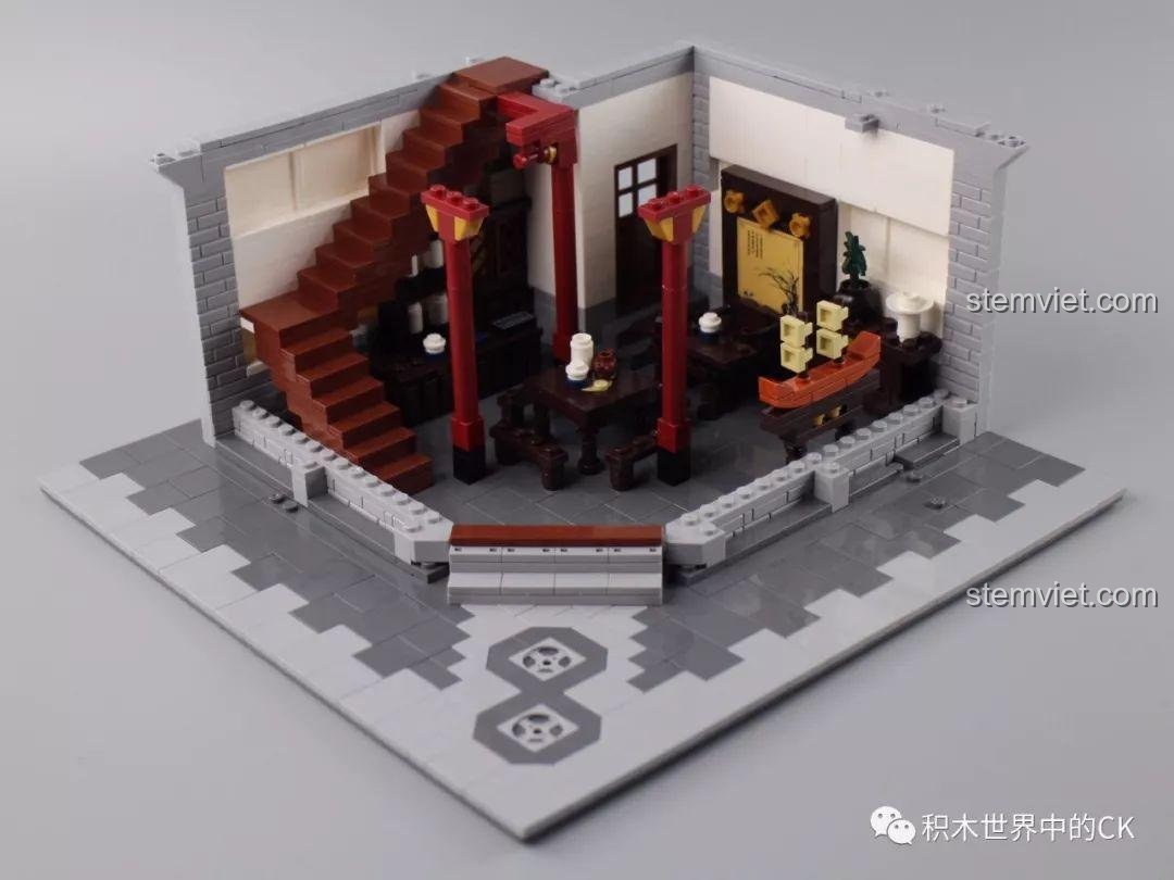 Tầng 1 hoàn chỉnh với các quầy hàng rong, đèn lồng và các nhân vật minifigure tạo nên một khung cảnh đường phố sống động.