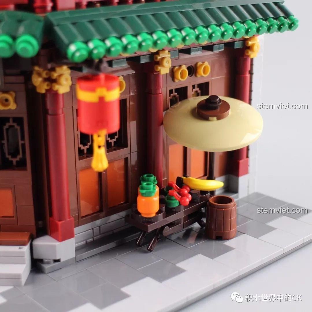 Khung cảnh bên trong tầng 1 qua ô cửa với ánh đèn vàng ấm áp, mời gọi khách vào thưởng trà.