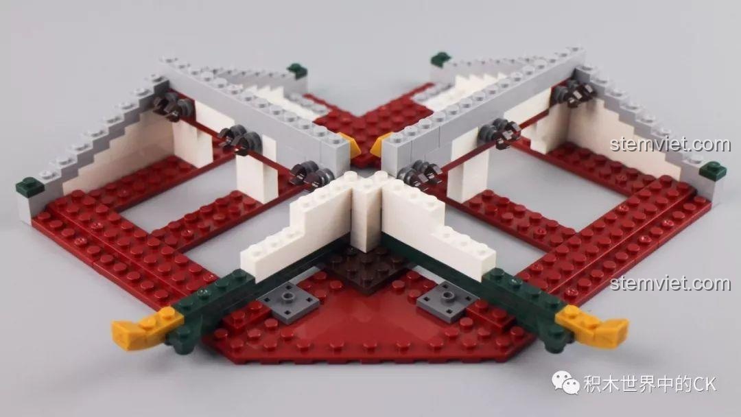 Mái nhà được lợp một nửa, thể hiện kỹ thuật lợp ngói và các chi tiết đầu đao cong vút màu vàng.