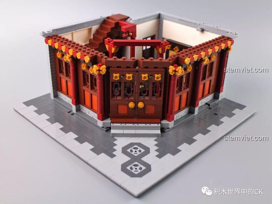 Lắp ráp sàn và tường bao của tầng 2, tạo không gian mở với ban công và cửa sổ.