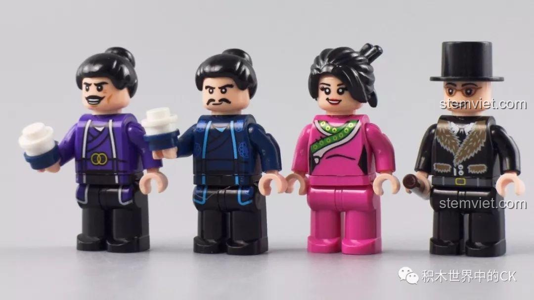 Tấm đế lớn màu xám và các túi gạch lát nền của bộ lắp ráp Mô hình Phố Tàu, chuẩn bị cho bước xây dựng đầu tiên.