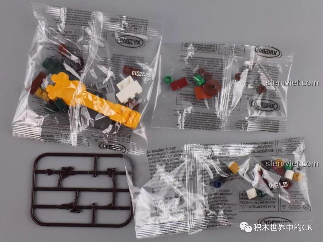 Lắp ráp nội thất tầng 1 của Trà Quán với bàn ghế, quầy bar và các nhân vật minifigure đầu tiên.