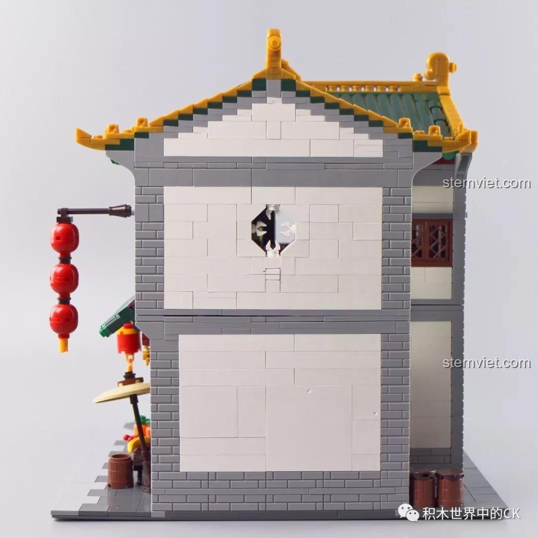 Mặt sau của mô hình kiến trúc cổ Trung Quốc XB01021, với thiết kế tường gạch và cửa sổ đơn giản.