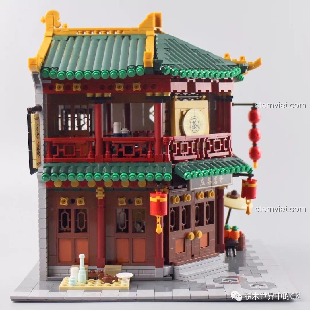 Không gian tầng 2 với các bàn trà và ban công thoáng đãng, nơi các nhân vật có thể thưởng trà ngắm cảnh.