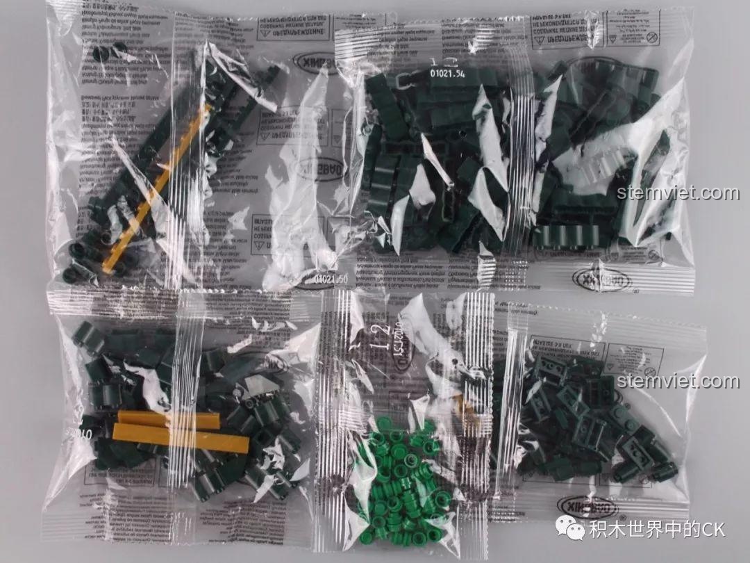 Bộ sưu tập 4 nhân vật minifigure nam trong bộ Xingbao XB-01021 với trang phục cổ trang đa dạng.