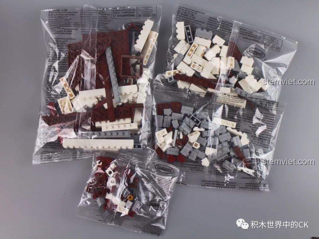 Nội thất tầng 2 được bài trí với bàn trà, ghế ngồi và một nhân vật đang thưởng trà.