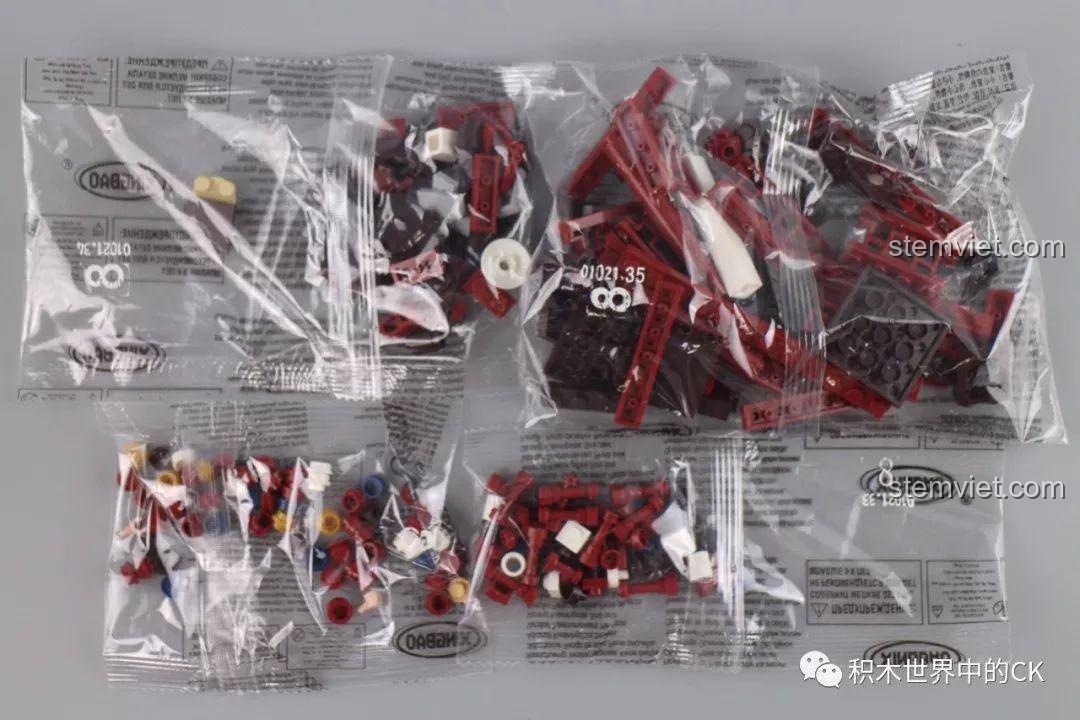 Tầng 2 hoàn thiện với lan can đỏ, mái hiên xanh và các biển hiệu độc đáo, sẵn sàng để lắp ráp phần mái chính.