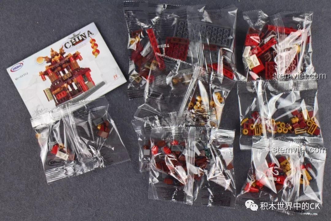 Các túi linh kiện và sách hướng dẫn lắp ráp cho mô hình Quán Trà, một phần của bộ lắp ghép Xingbao XB-01102 Phố Trung Hoa Cổ Điển.