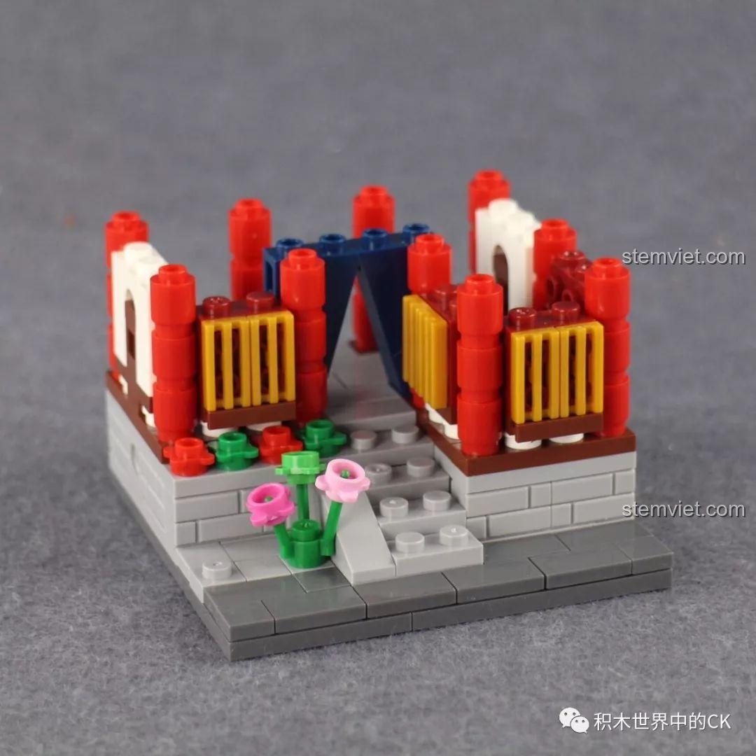 Mô hình Tiệm Vải đang trong quá trình lắp ráp, thể hiện phần khung và các chi tiết ban đầu của công trình kiến trúc cổ điển Trung Quốc.