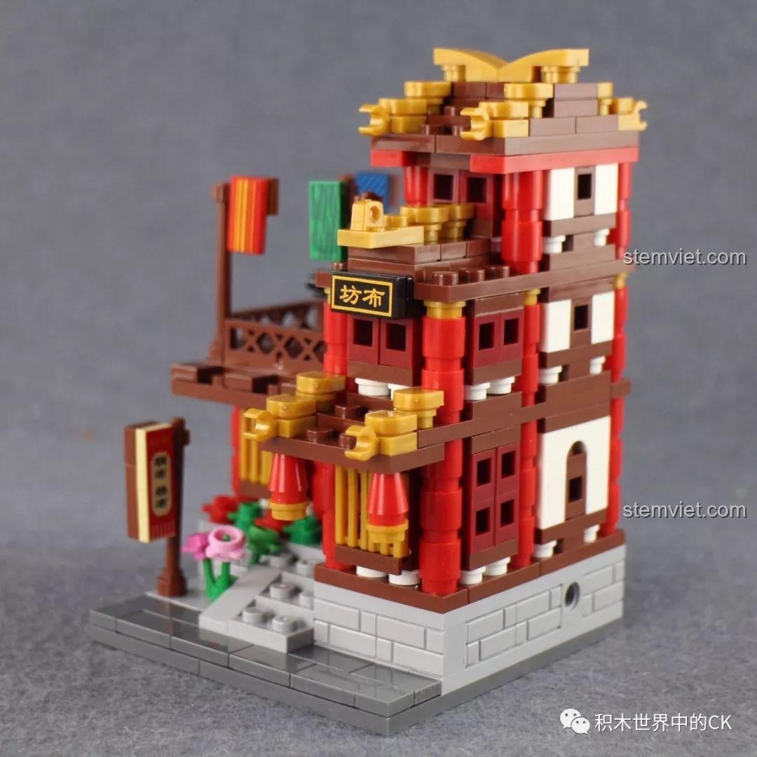 Góc nhìn phía trước bên phải của mô hình Tiệm Vải, làm nổi bật các chi tiết trang trí và màu sắc hài hòa của bộ lắp ghép Xingbao XB-01102.