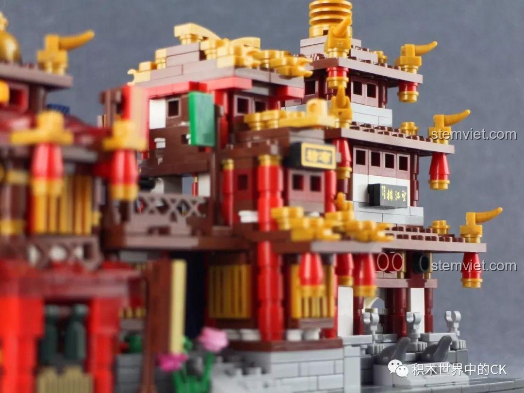 Chi tiết các công trình trong bộ đồ chơi Phố Cổ Trung Hoa Xingbao XB-01102C, thể hiện sự tinh xảo của kiến trúc cổ phong.