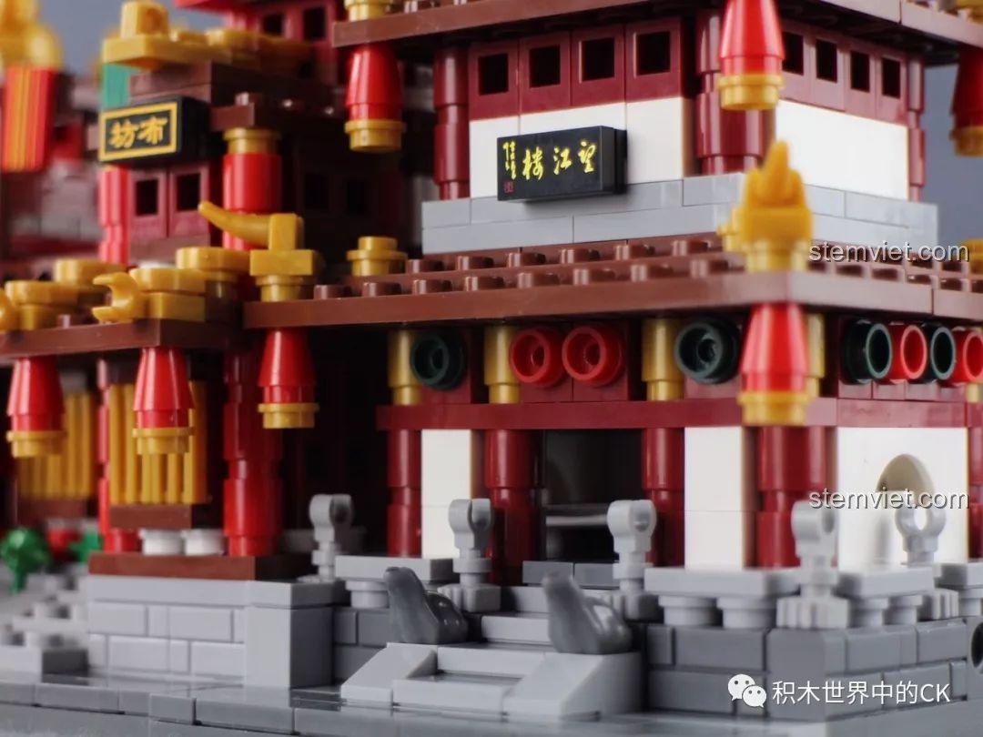 Cận cảnh các mô hình trong bộ lắp ghép Kiến Trúc Cổ Phong Xingbao XB-01102C, với màu sắc chủ đạo là đỏ và nâu, tạo nên vẻ đẹp truyền thống.