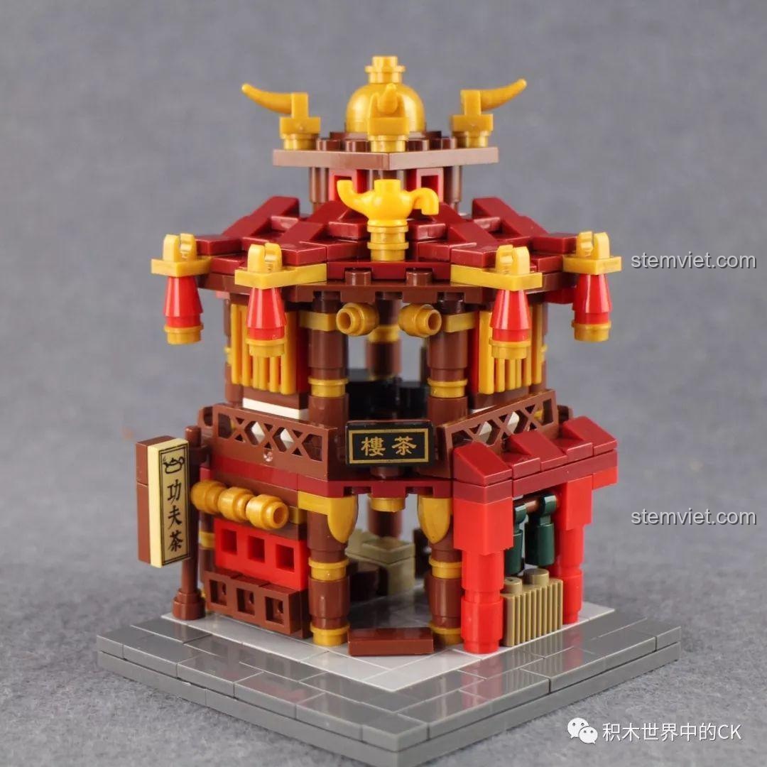 Mô hình Quán Trà đã hoàn thành từ bộ lắp ghép Kiến Trúc Cổ Phong Xingbao XB-01102C, với biển hiệu 'Trà Lầu' và ấm trà trang trí.