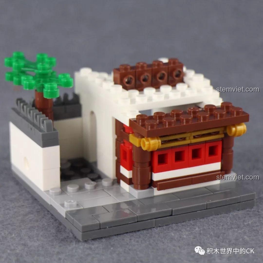 Đế của mô hình Thư Viện, một phần của bộ xếp hình Phố Cổ Thu Nhỏ Xingbao XB-01102C, với không gian mở và cây xanh.