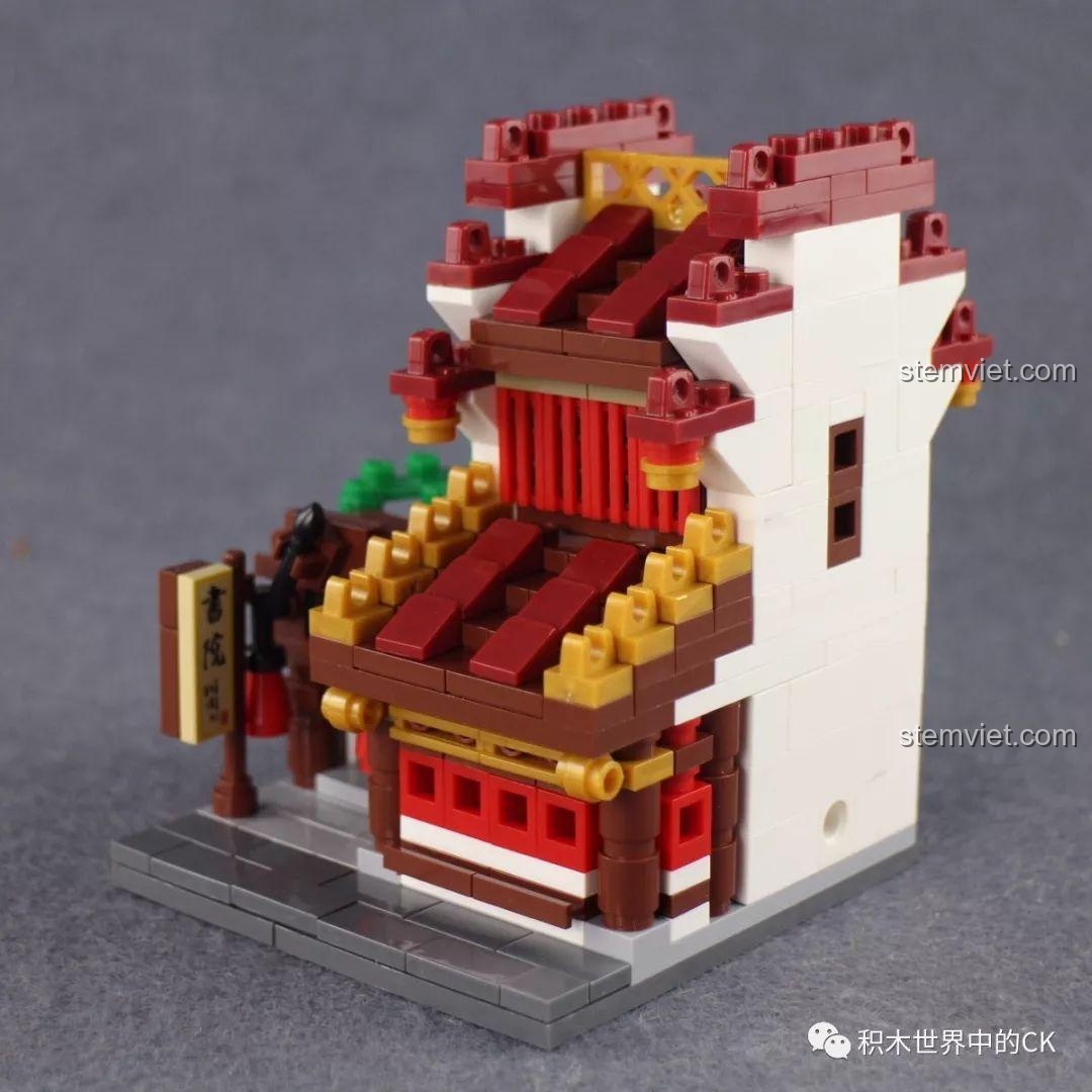 Góc nhìn bên cạnh của Thư Viện, bộ lắp ghép Kiến Trúc Cổ Phong Xingbao XB-01102C, thể hiện kiến trúc truyền thống và cây cối.