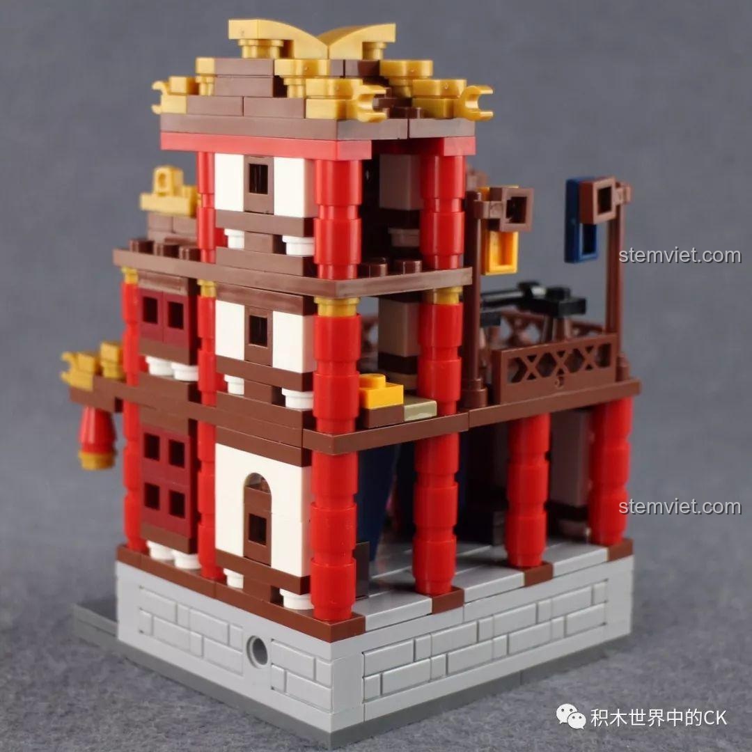 Mặt sau của mô hình Tiệm Vải, bộ lắp ghép Kiến Trúc Cổ Phong Xingbao XB-01102C, với các cửa sổ và chi tiết tường.