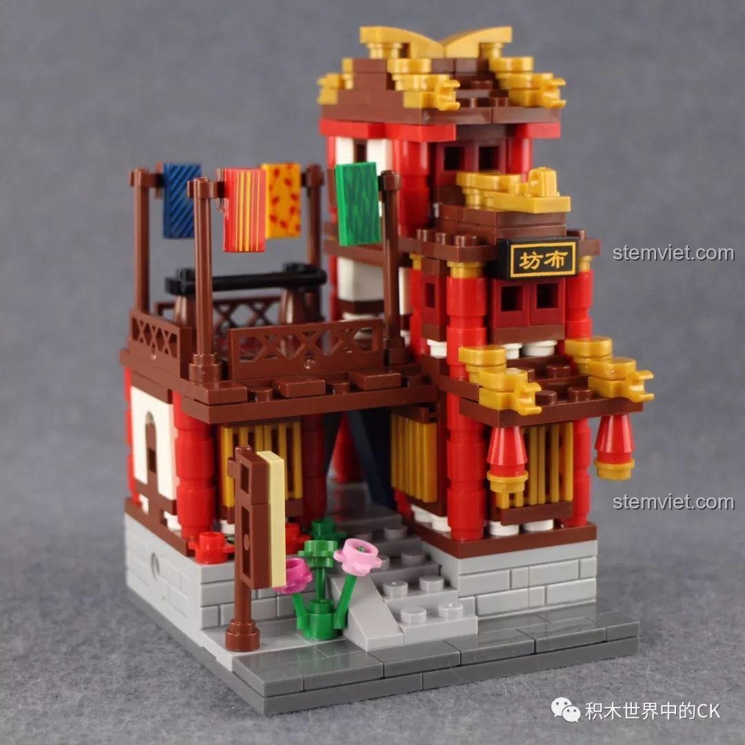 Mô hình Tiệm Vải đã hoàn thành từ bộ xếp hình Phố Cổ Thu Nhỏ Xingbao XB-01102C, với các chi tiết vải treo và biển hiệu.