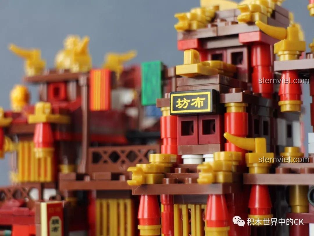 Chi tiết Vọng Giang Lâu từ đồ chơi mô hình Mô Hình Phố Cổ Xingbao XB-01102C, với các mái cong và đèn lồng trang trí.