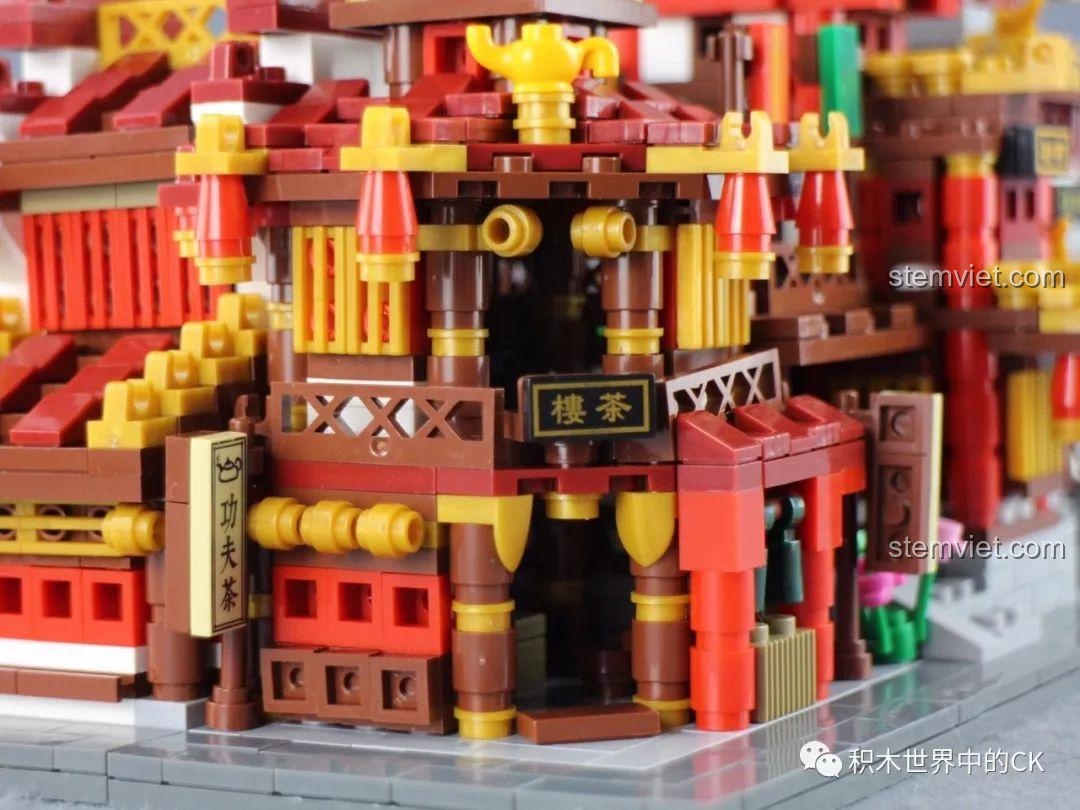 Góc nhìn chi tiết Vọng Giang Lâu, bộ xếp hình Phố Cổ Thu Nhỏ Xingbao XB-01102C, với các chi tiết mái và lan can.