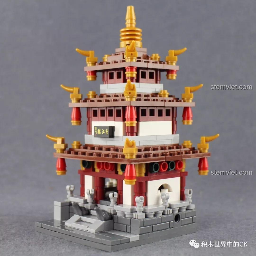 Góc nhìn bên cạnh của Vọng Giang Lâu, một phần của bộ xếp hình Phố Cổ Thu Nhỏ Xingbao XB-01102C, thể hiện chi tiết mái ngói và cột trụ.