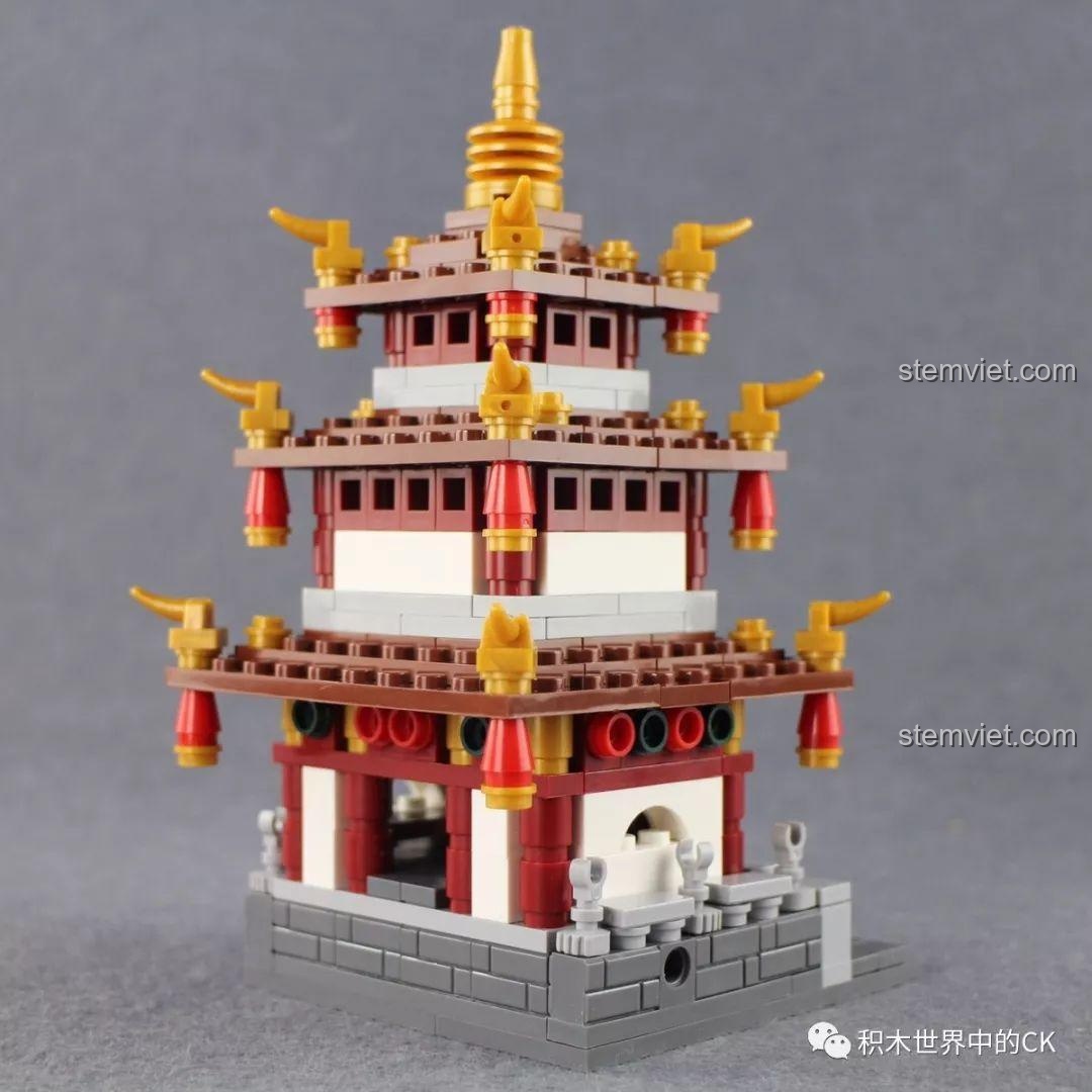 Một góc khác của Vọng Giang Lâu, bộ lắp ghép Kiến Trúc Cổ Phong Xingbao XB-01102C, cho thấy sự đối xứng và hài hòa trong thiết kế.