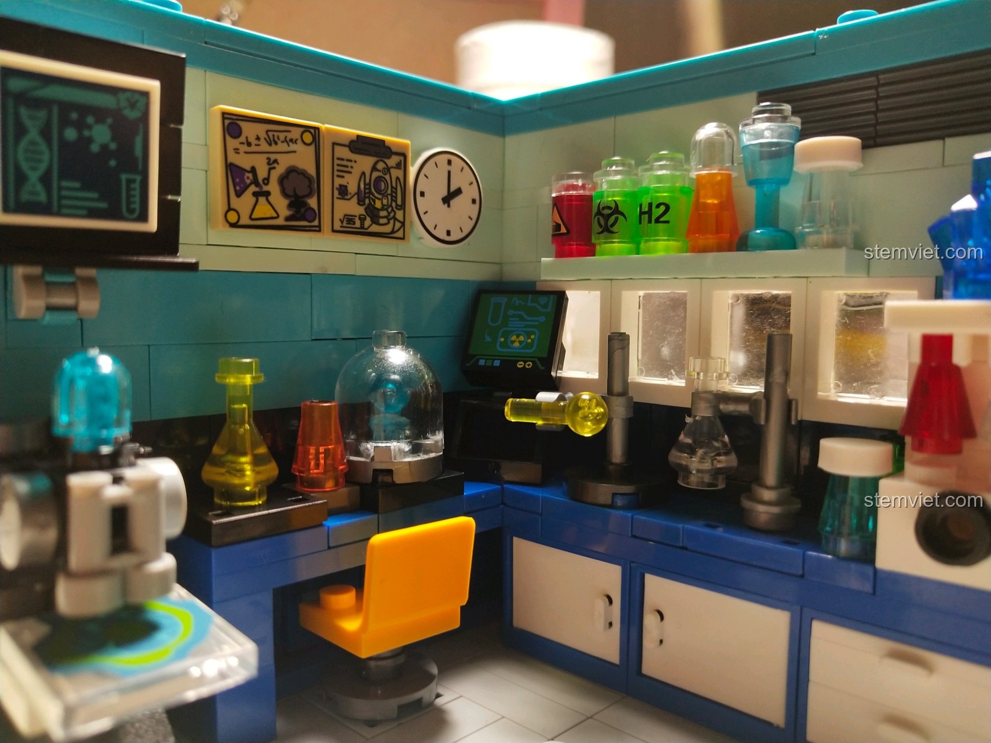 Cận cảnh các chi tiết tinh xảo trong phòng thí nghiệm của bộ đồ chơi XINGBAO XB-01402, bao gồm bình hóa chất, máy tính và đồng hồ. Chất lượng tương đương LEGO®.