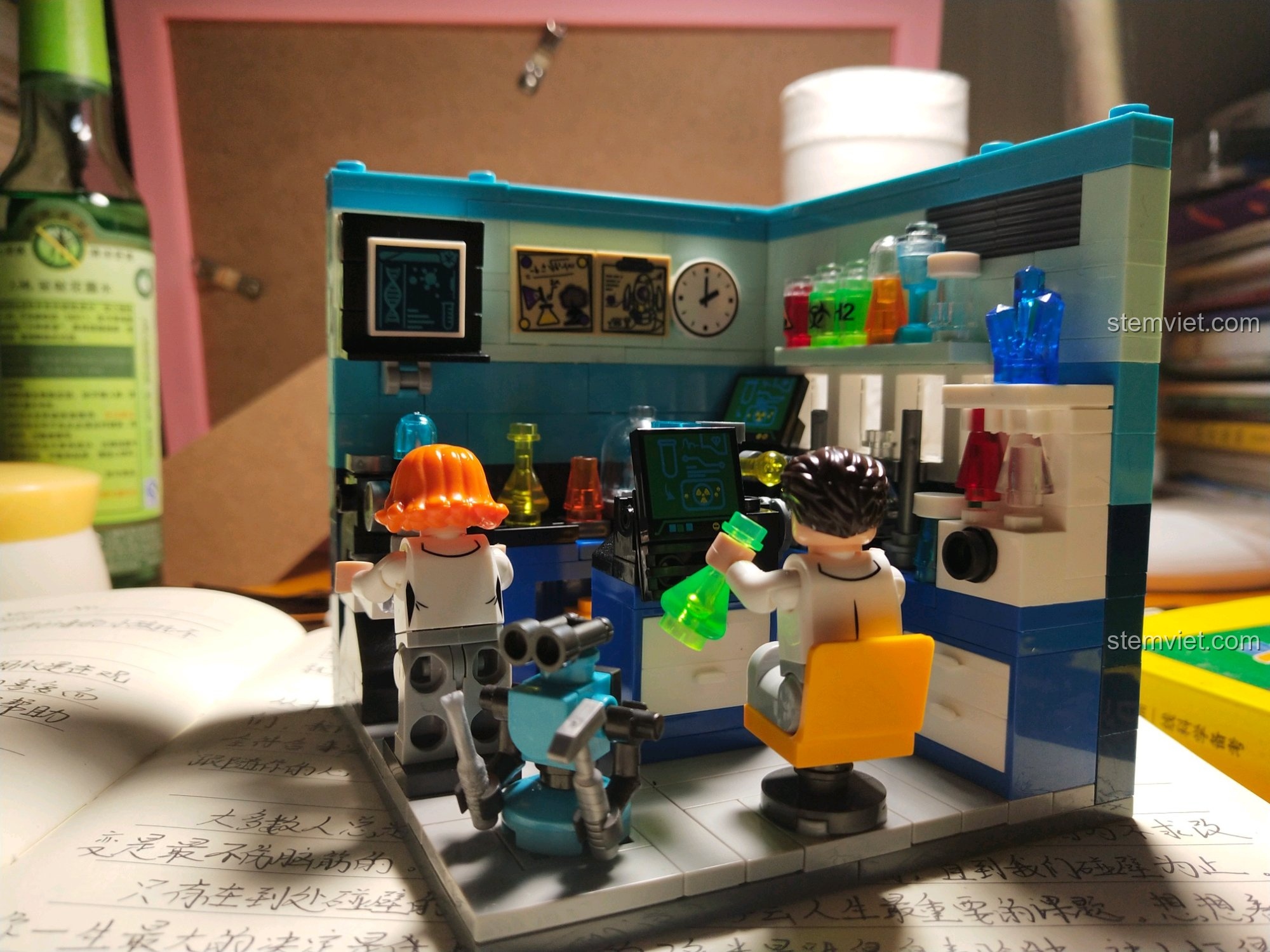 Cảnh các nhà khoa học đang làm việc trong phòng thí nghiệm từ bộ đồ chơi XINGBAO Ước Mơ Tương Lai. Đồ chơi giáo dục STEM giúp bé tìm hiểu về khoa học.