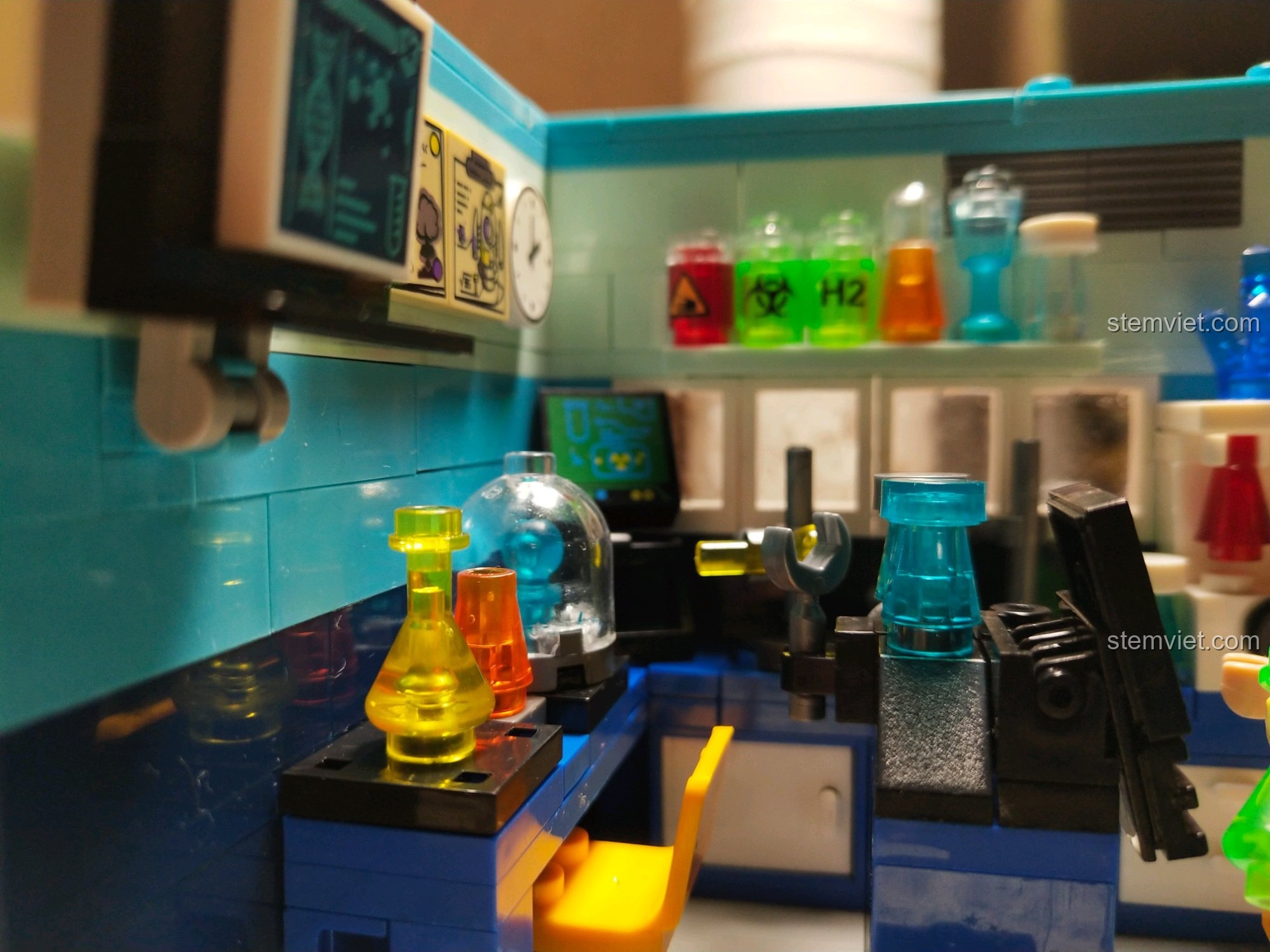 Một góc khác của phòng thí nghiệm khoa học XINGBAO, cho thấy sự đa dạng của các dụng cụ và thiết bị. Bộ lắp ghép Ước Mơ Tương Lai đầy sáng tạo.