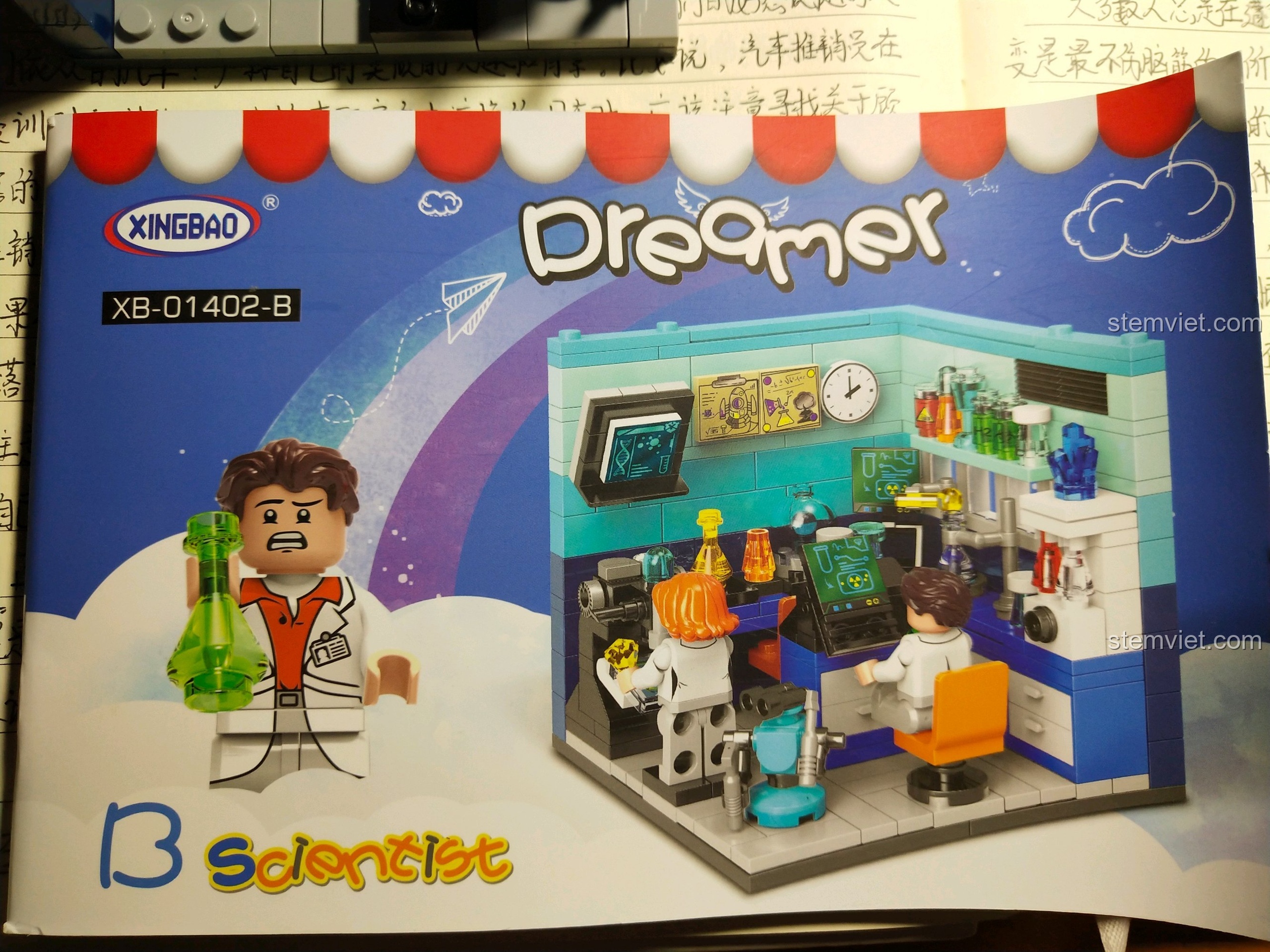 Hình ảnh hộp sản phẩm đồ chơi xếp hình XINGBAO XB-01402-B phòng thí nghiệm nhà khoa học, một phần của bộ sưu tập Ước Mơ Tương Lai. Món quà sáng tạo cho bé trai và bé gái.