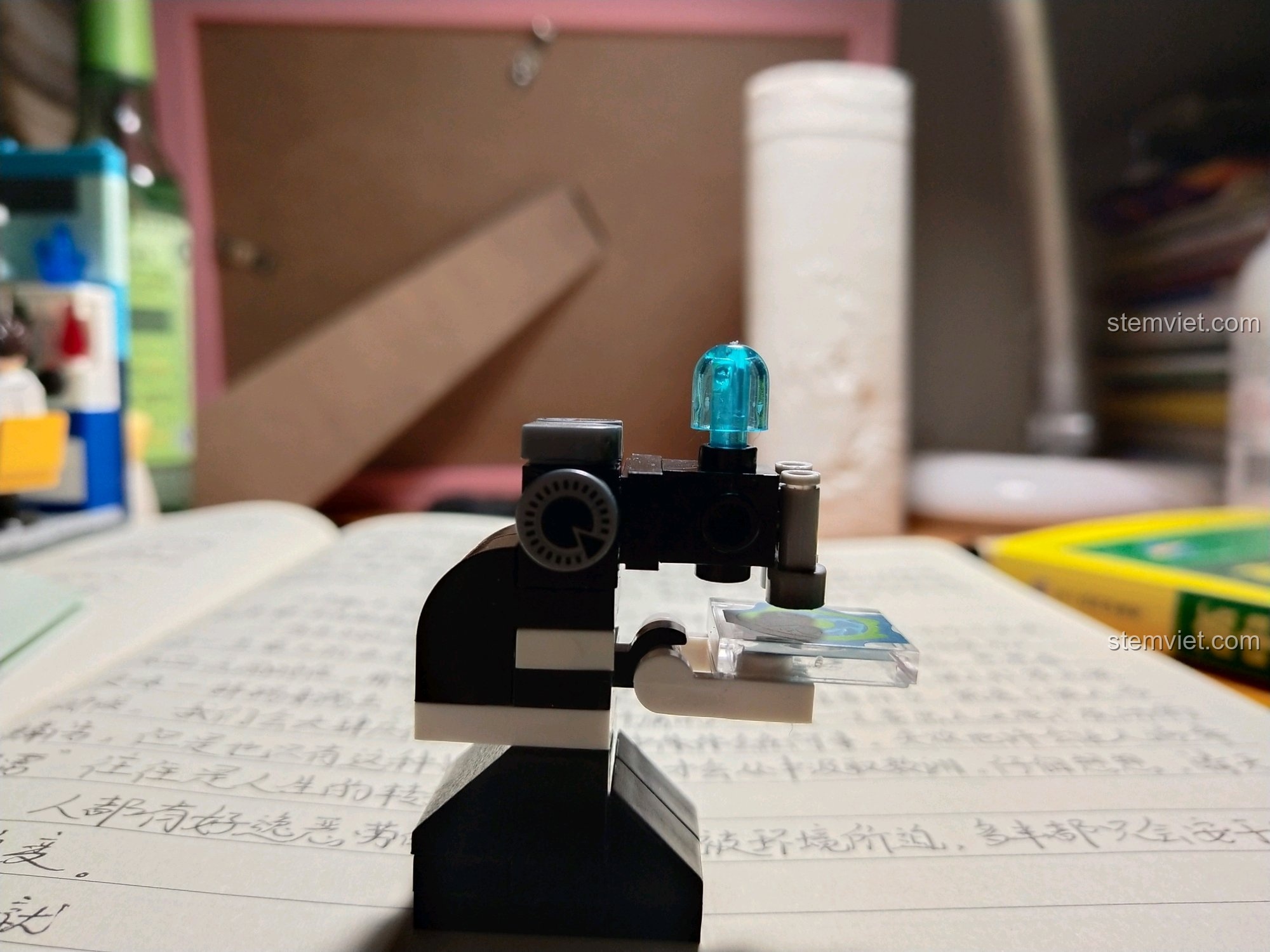 Góc nhìn khác của kính hiển vi trong bộ lắp ghép XINGBAO 01402. Bộ Sưu Tập Ước Mơ Tương Lai giúp bé khám phá thế giới khoa học.