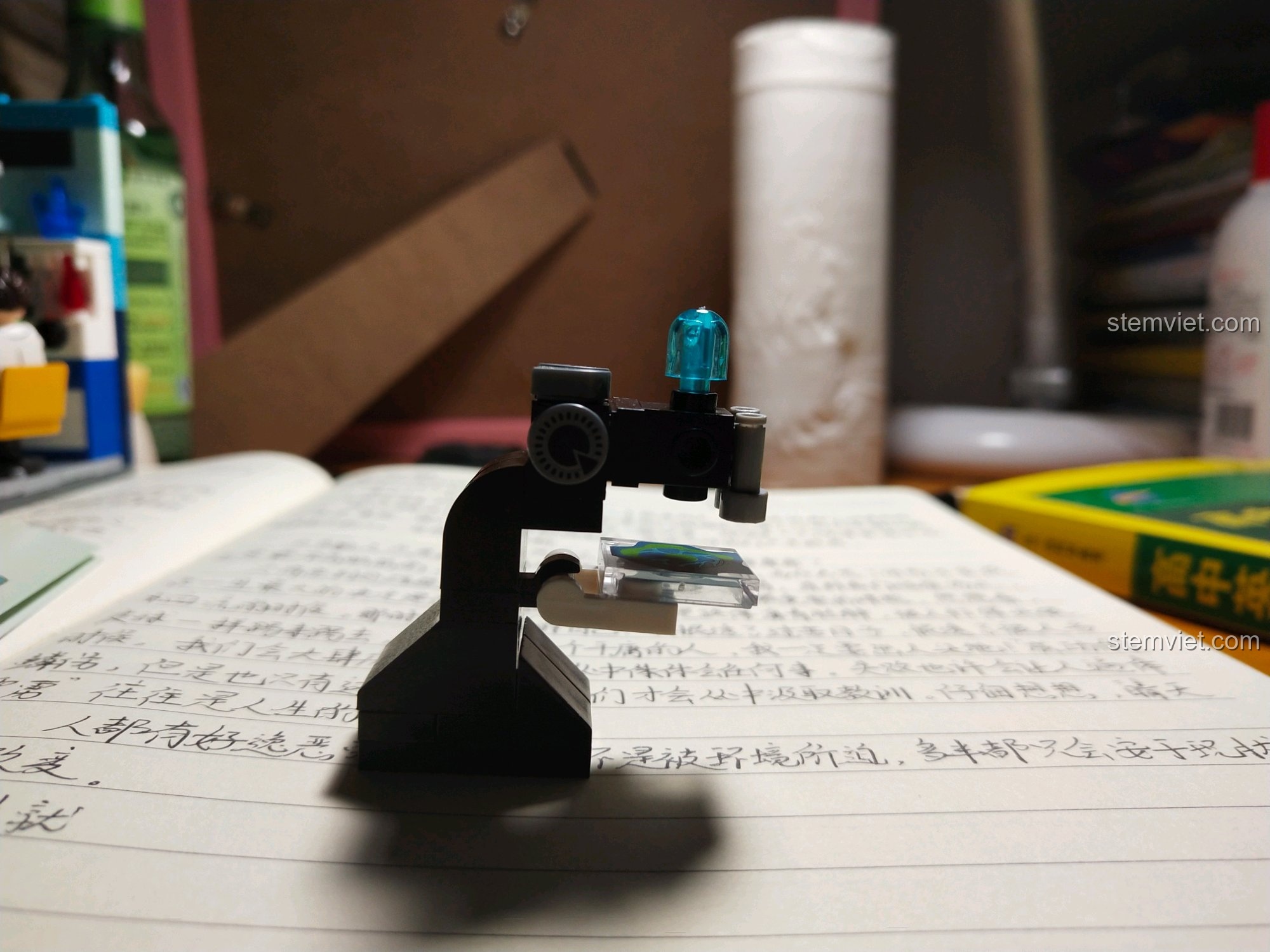 Mô hình kính hiển vi được lắp ráp từ các chi tiết của bộ XINGBAO XB-01402. Đồ chơi mô hình Gara Đua xe và các nghề khác cũng chi tiết không kém.