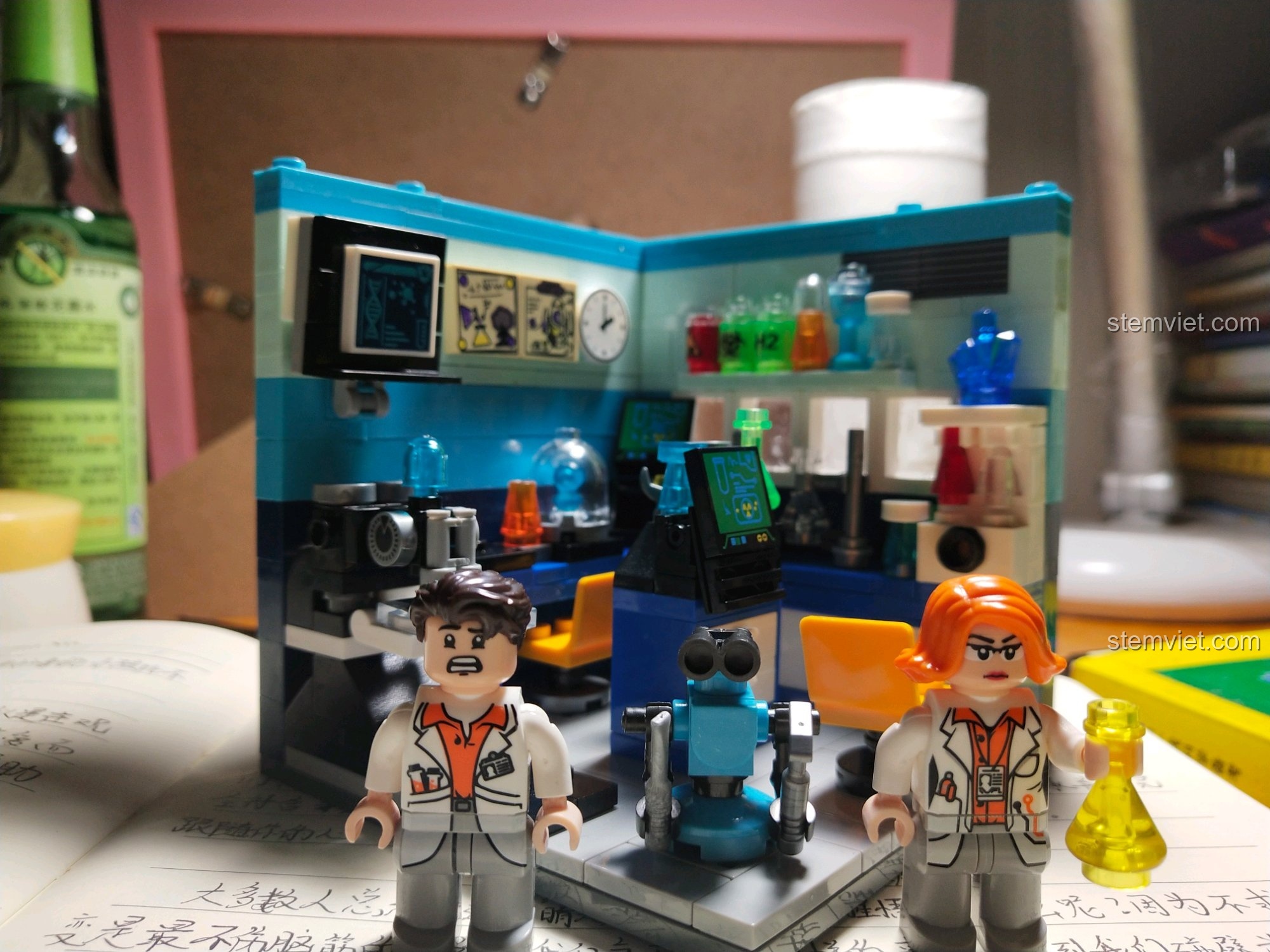 Mô hình diorama nghề nghiệp phòng thí nghiệm khoa học XB-01402-B sau khi lắp ráp, với 2 minifigure nhà khoa học và 1 robot. Bộ đồ chơi XINGBAO giá tốt.