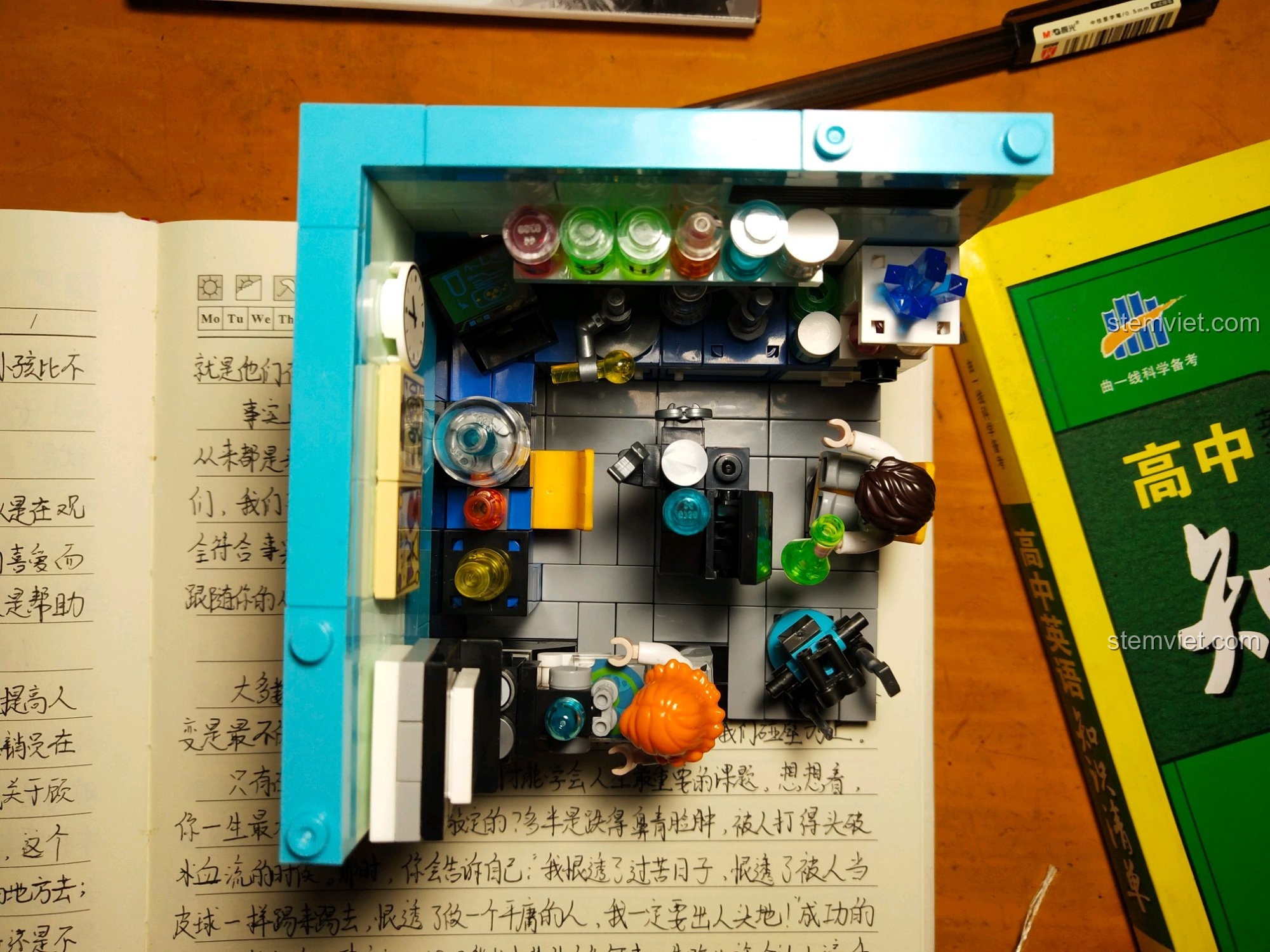 Góc nhìn từ trên xuống của bộ lắp ghép phòng thí nghiệm khoa học XINGBAO 01402, thể hiện sự chi tiết của các thiết bị và dụng cụ. Đồ chơi mô hình cho trẻ em.