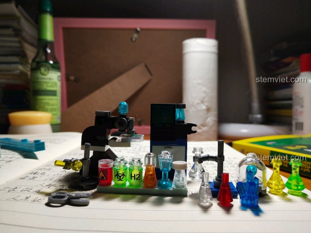 Các phụ kiện đi kèm trong set nhà khoa học XB-01402-B: kính hiển vi, máy móc và các bình thí nghiệm nhiều màu sắc. Đồ chơi xếp hình XINGBAO giá rẻ.