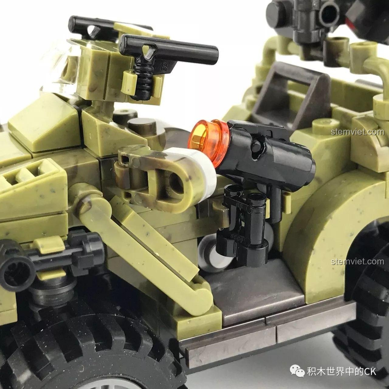 Xe Jeep Quân Sự XB06010, góc 3/4 phía sau, thể hiện hệ thống vũ khí và đèn hậu