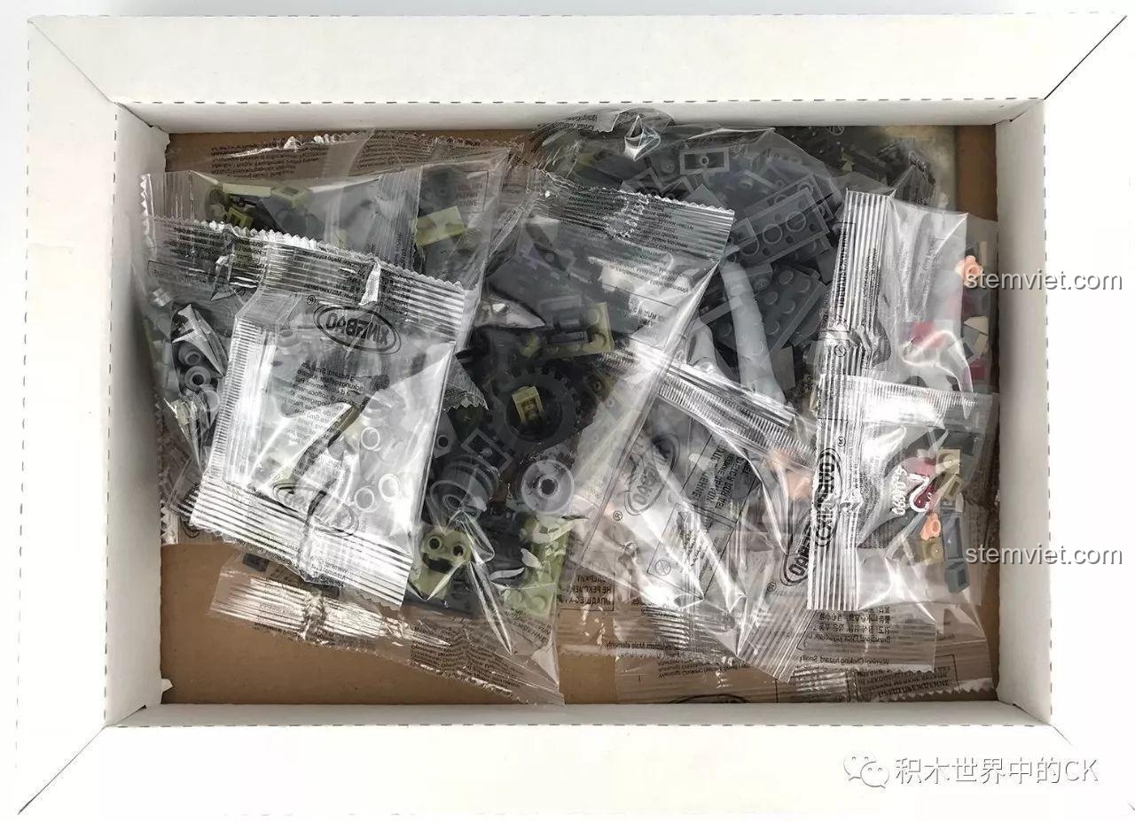 Mặt sau hộp đồ chơi xây dựng 06010 Xe Địa Hình Sa Mạc Xingbao, thể hiện các tính năng nổi bật của sản phẩm