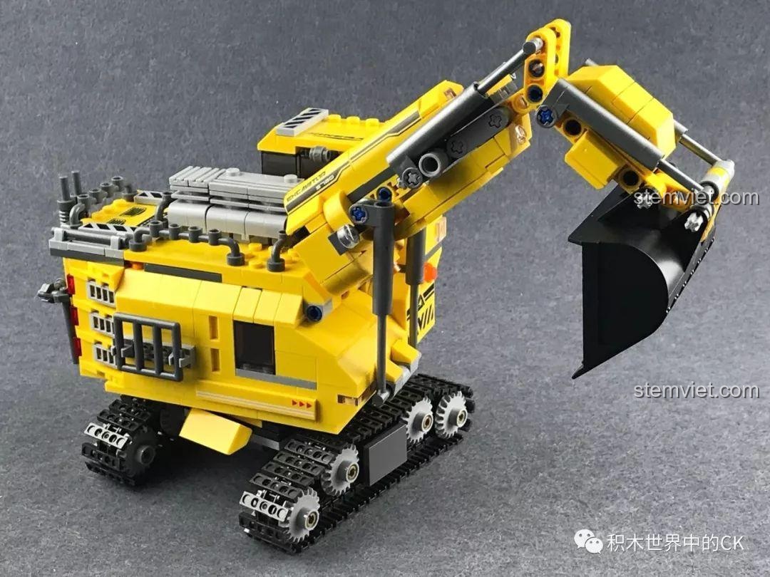 Mặt trước của Máy Xúc Khổng Lồ với gầu xúc lớn, một mô hình ấn tượng từ bộ lắp ghép Xingbao.